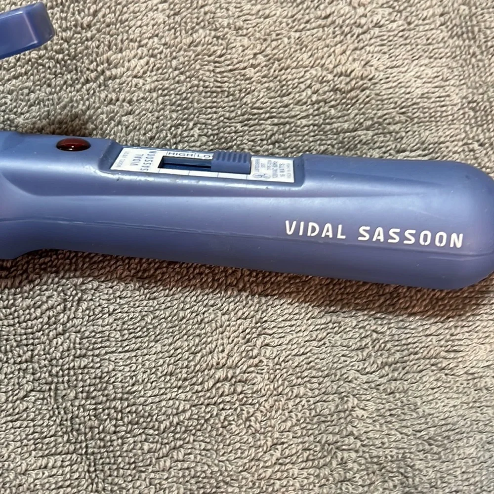 Vidal sassoon 1/2” curling iron blue handle